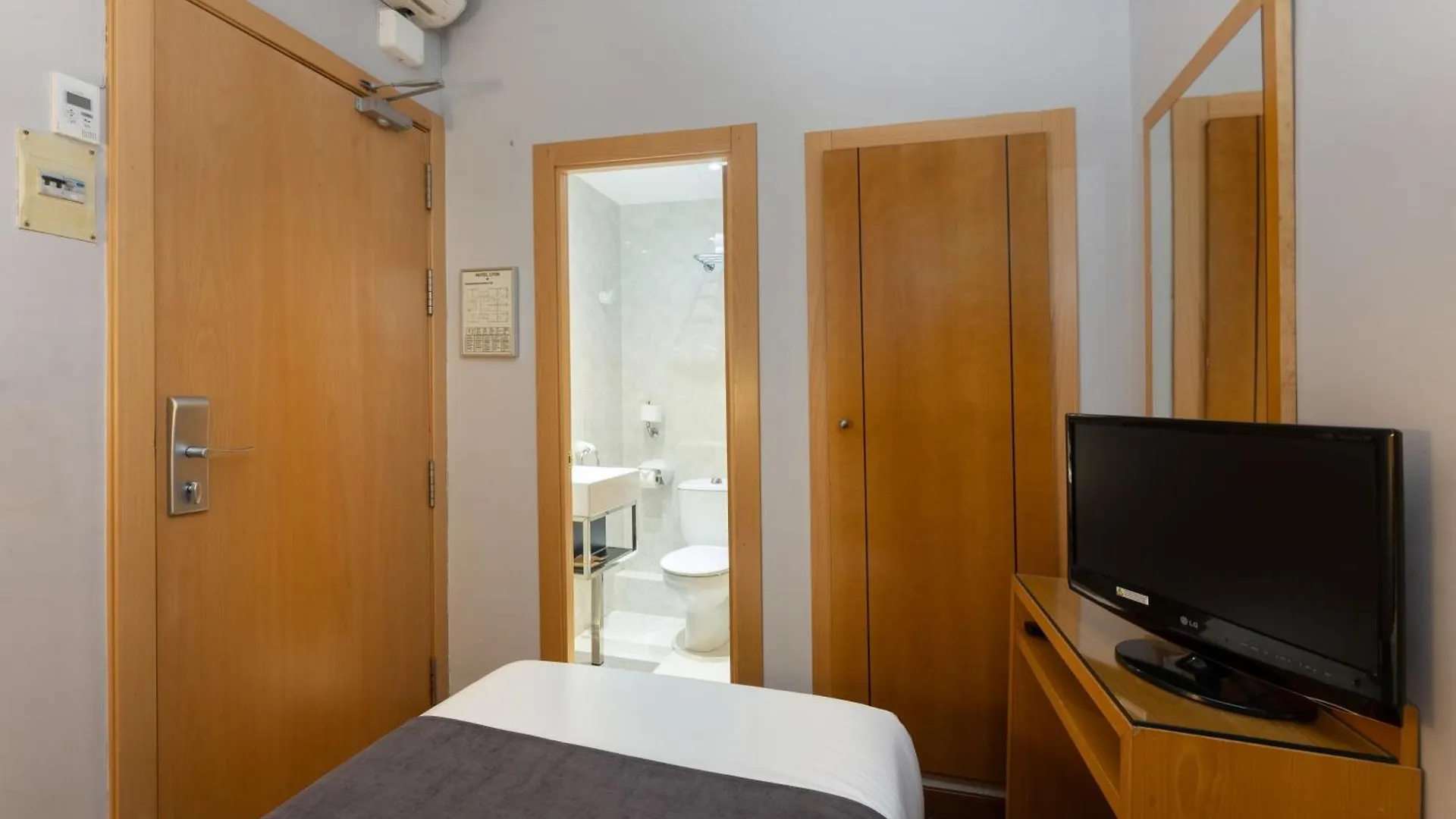 Hotel Lyon Barcelona 0*,  Spain